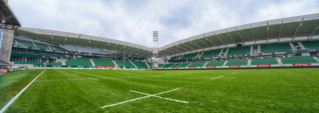 Tribunes nord et est du stade du Hameau.