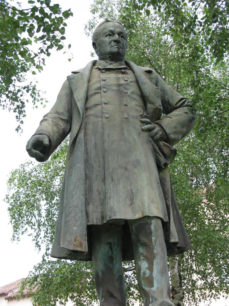 Vue rapprochée et de face de la statue d'Adolphe Thiers.