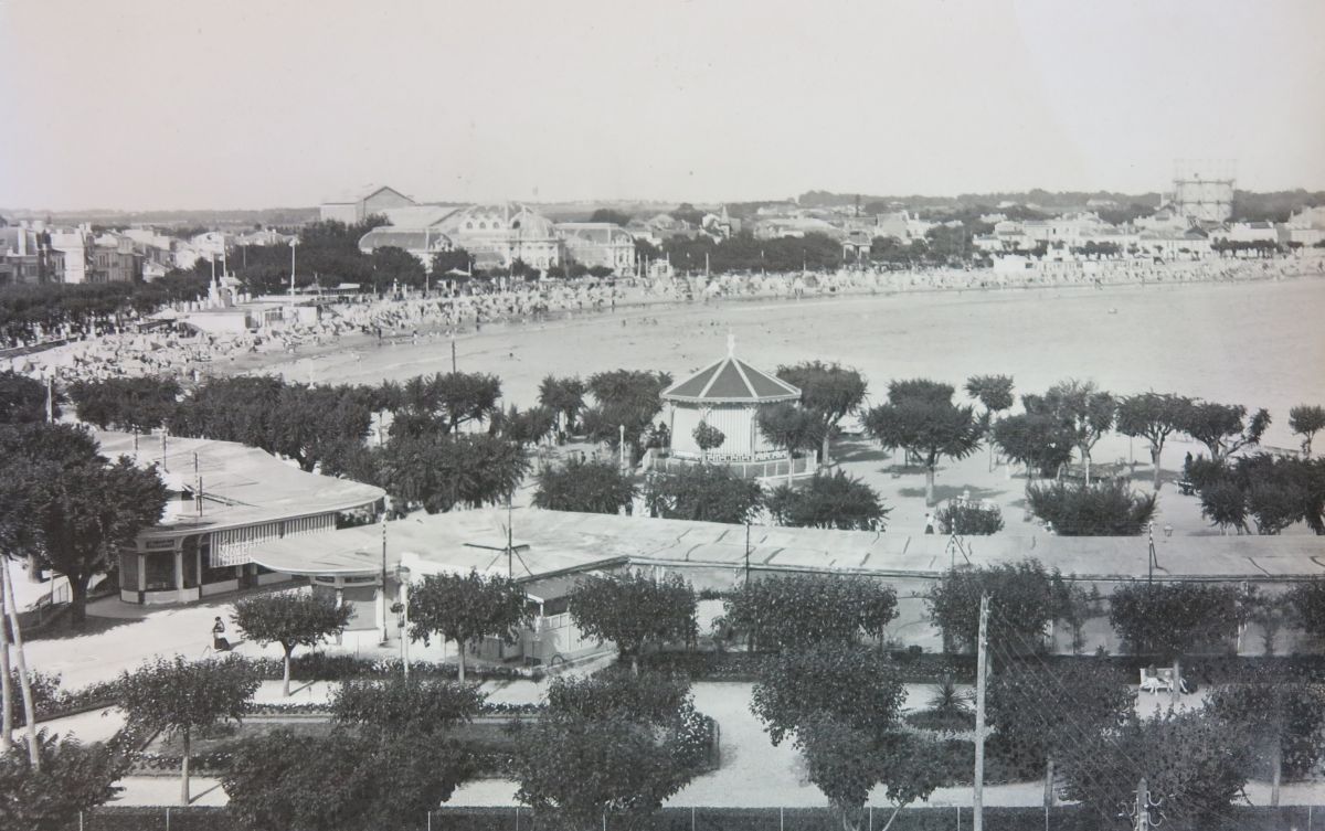 Le square Botton, au premier plan, vers 1930.