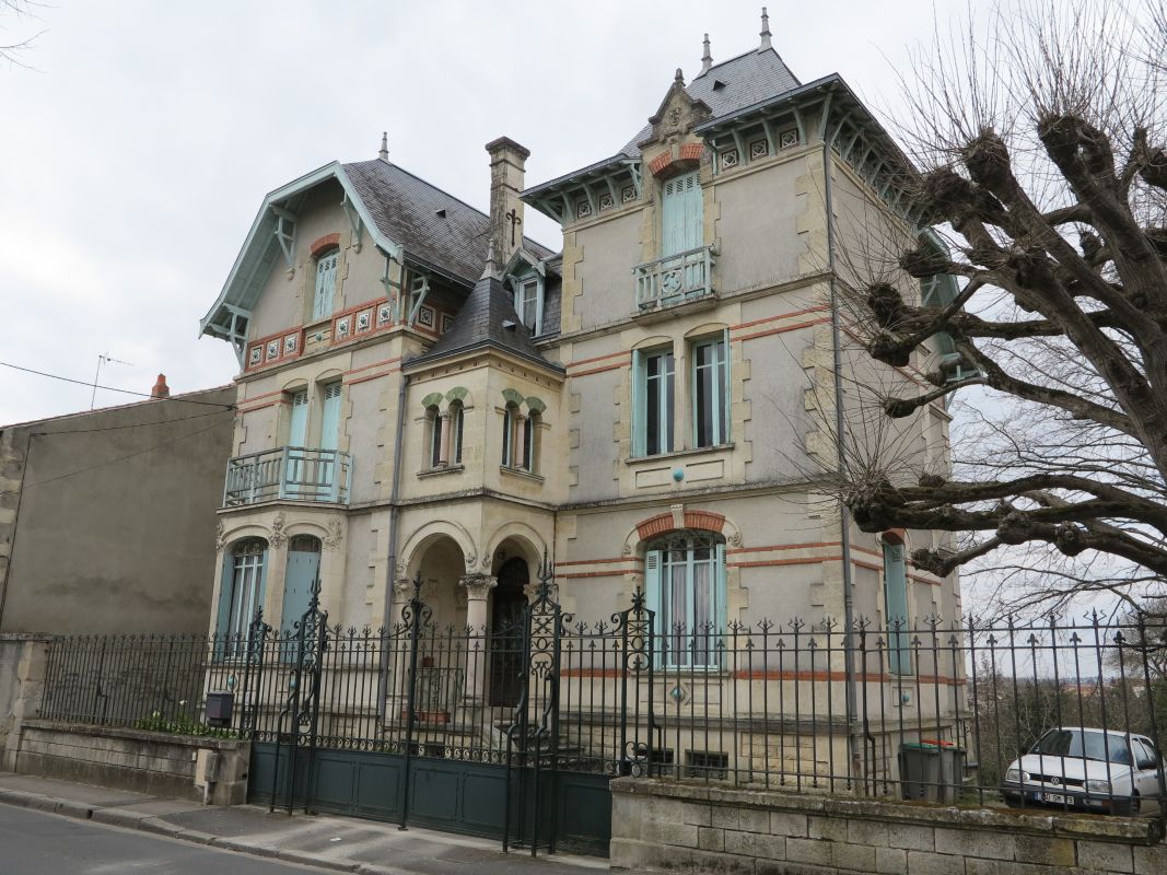 La villa vue depuis le sud, rue de Ribray.