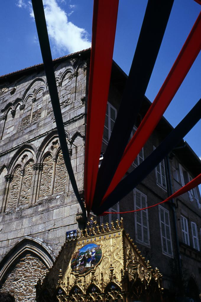 Procession de la châsse de saint Léonard dans la cité.