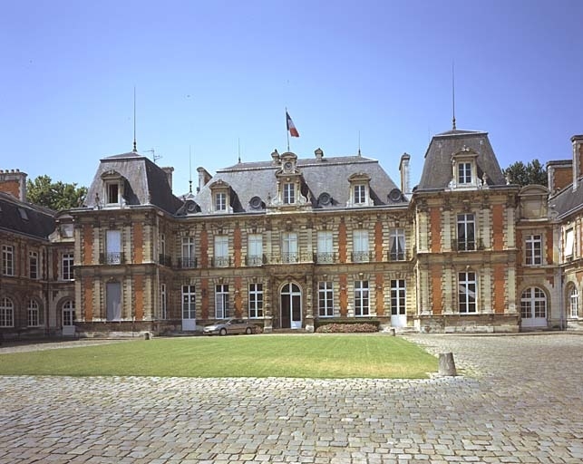 Hôtel du préfet, façade orientale, sur la cour d'honneur.