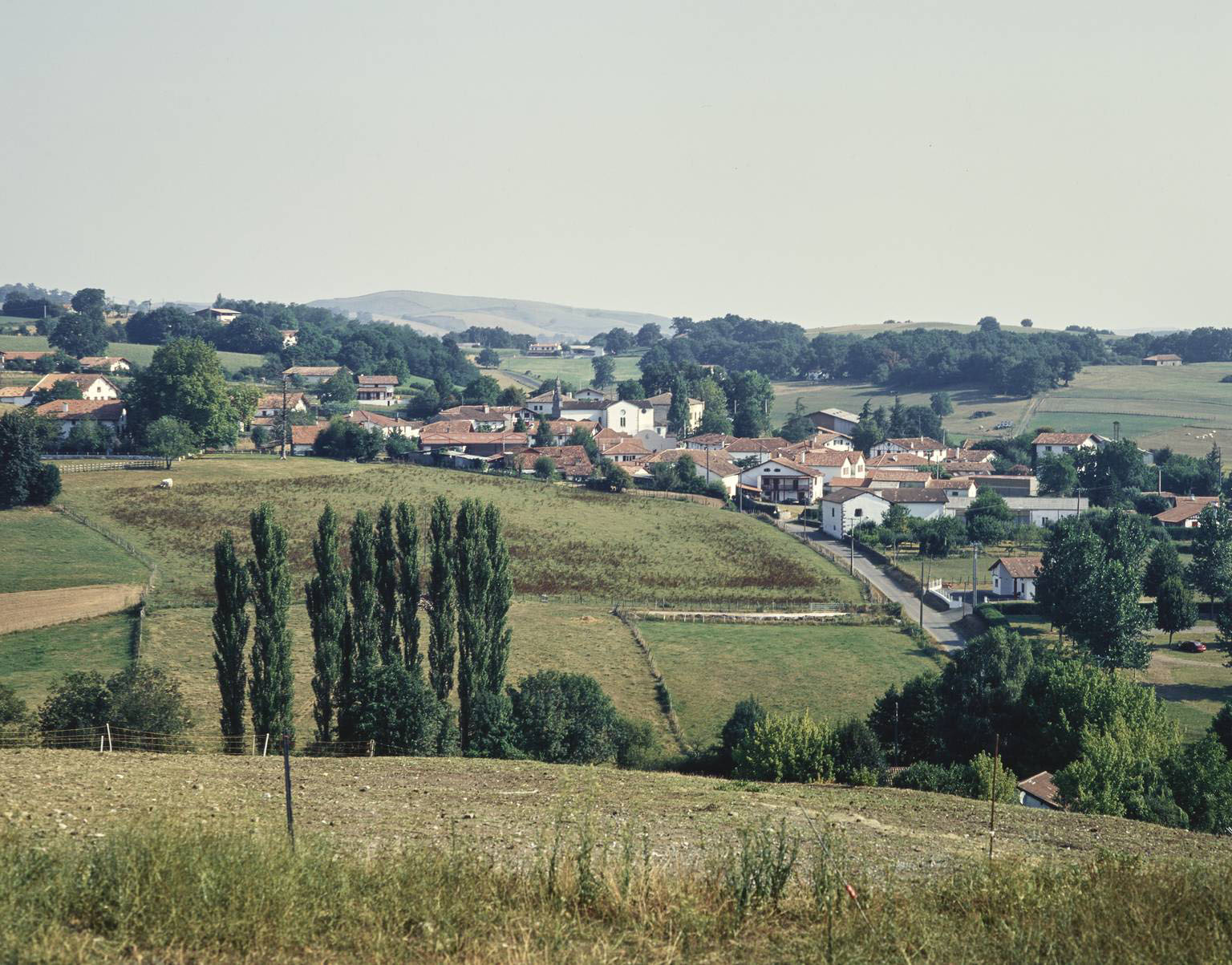 Vue rapprochée du village prise depuis le sud.