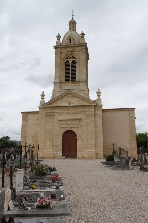 Vue d'ensemble du clocher-porche.