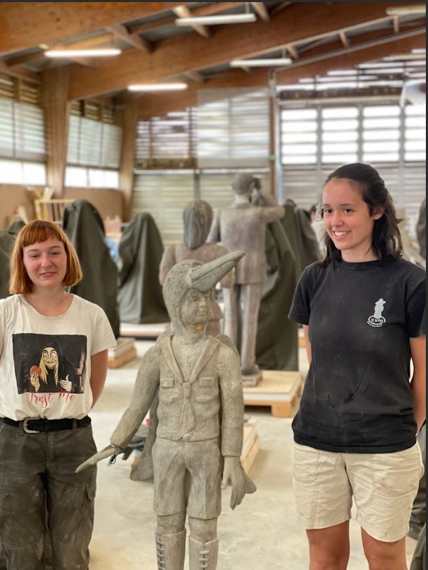 Sculpture du corbeau après la première semaine de chantier, encadrée par les deux étudiantes chargées de sa restauration.