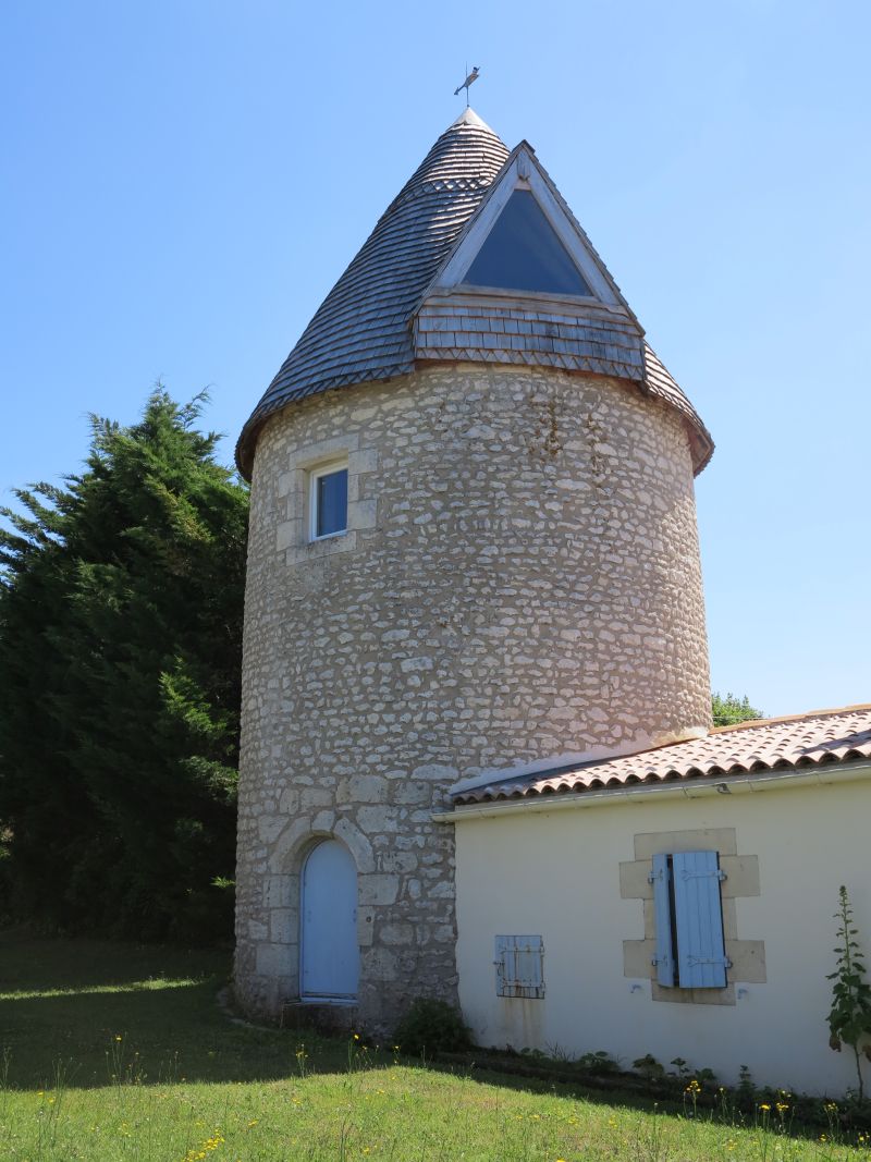 Le moulin vu depuis l'ouest.