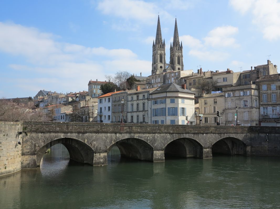 La Sèvre et les Vieux ponts, au pied du centre historique.