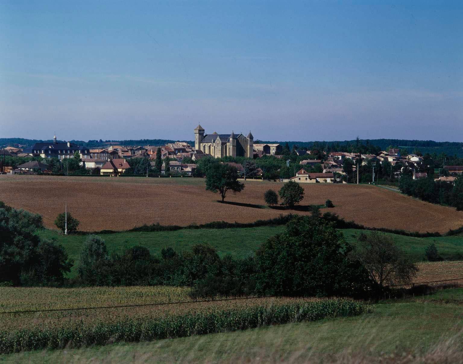 Chevet de l'église vu de loin.