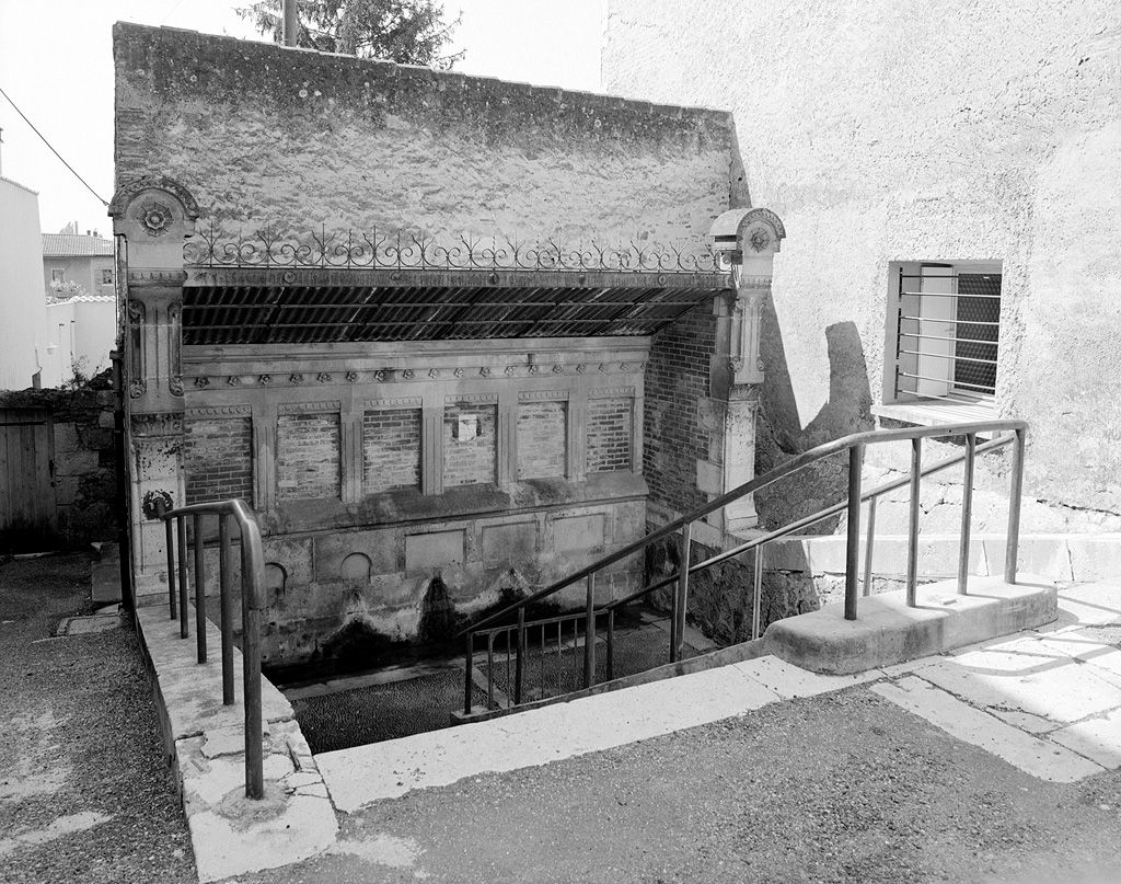 Ville, rue Docteur-Chanteloube (cad. 1981 D2 601) : fontaine.