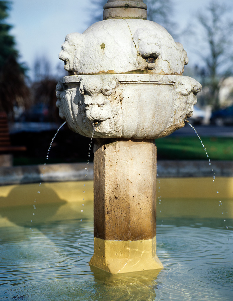 Eléments de la fontaine remontés en bas de l'avenue Mondenard.