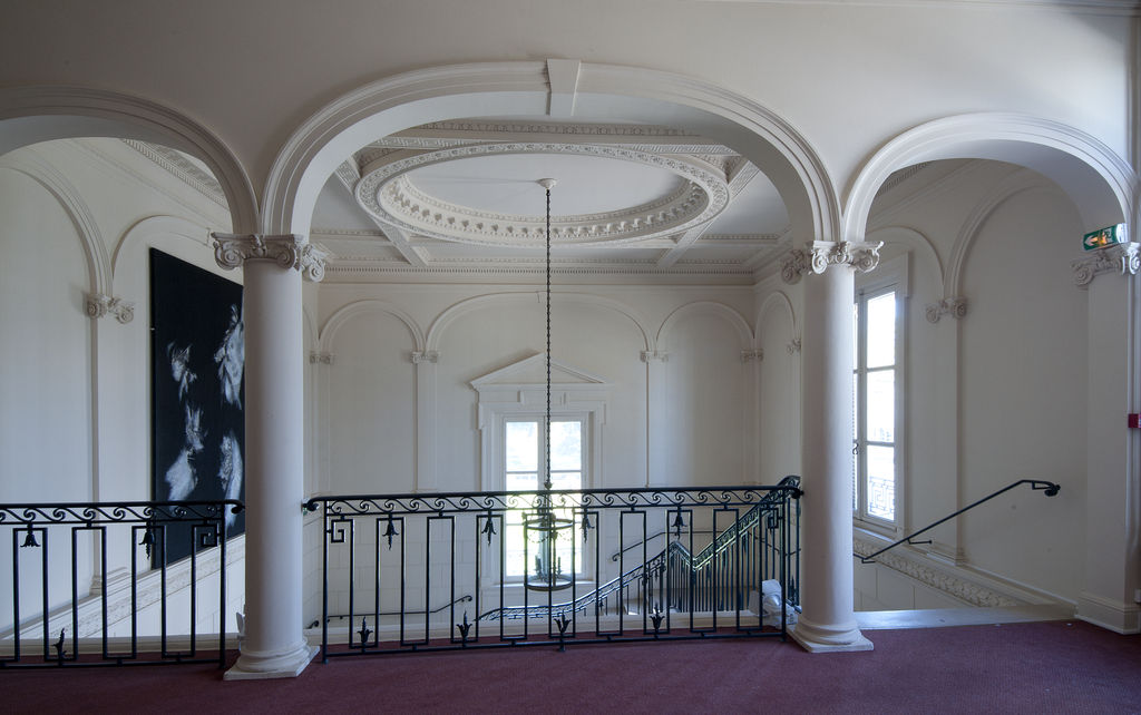 Palier du premier étage avec arcades donnant sur l'escalier.