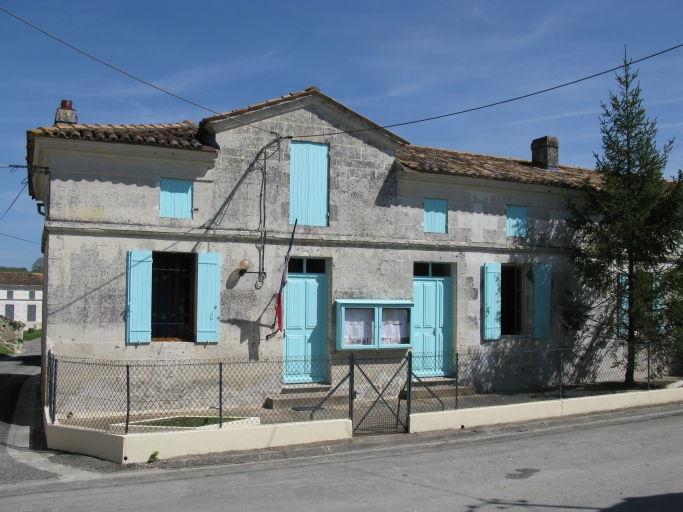 La mairie vue depuis l'ouest.