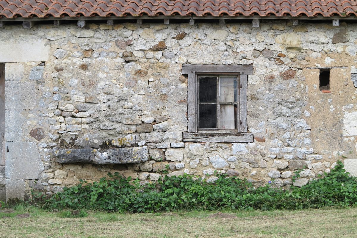 Pierre d'évier, fenêtre à encadrement en bois, à Pruniers.