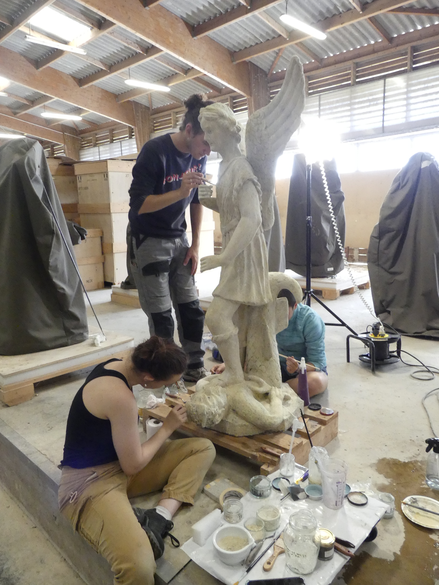 Réintégration de la polychromie sur la statue de saint Michel terrassant le démon.