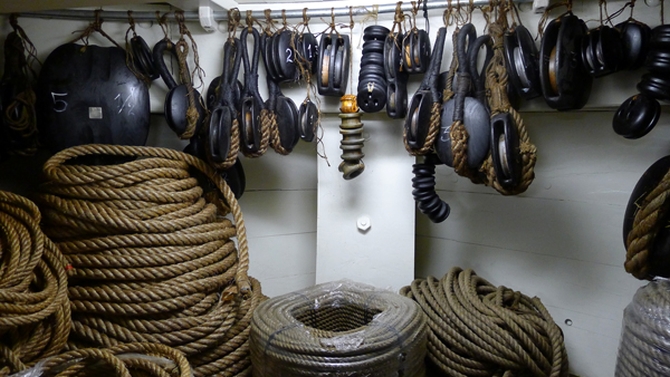 Stock de poulies et de cordages dans la cale de L'Hermione.