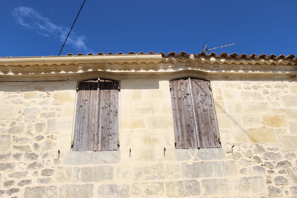 Détail des arcs segmentaires des fenêtres de l'étage formant ressaut dans la corniche.