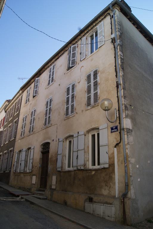 Vue de la façade sur rue.