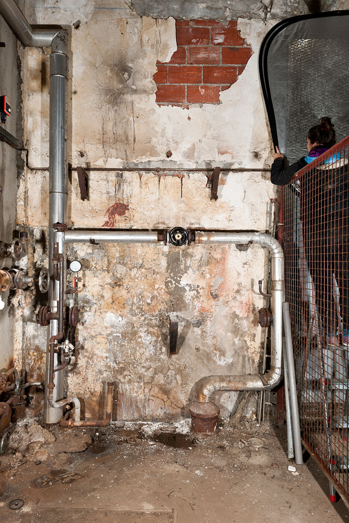 Mur sud, partie médiane :détail du mur avec traces de peinture.