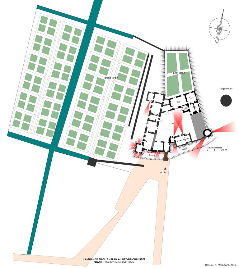 Plan d'ensemble restitué du château de la Grande Filolie, état phase II (fin XVIe-début XVIIe siècle). En gris clair : bâtiments et murs disparus ; en rouge : plan de feu des ouvertures de tir. Distribution = CU : cuisine ; A-CU : arrière-cuisine ; GS : grande salle.