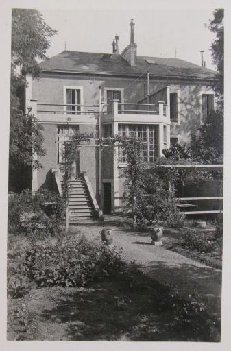 Carte postale représentant le Pavillon Rouge depuis le jardin.