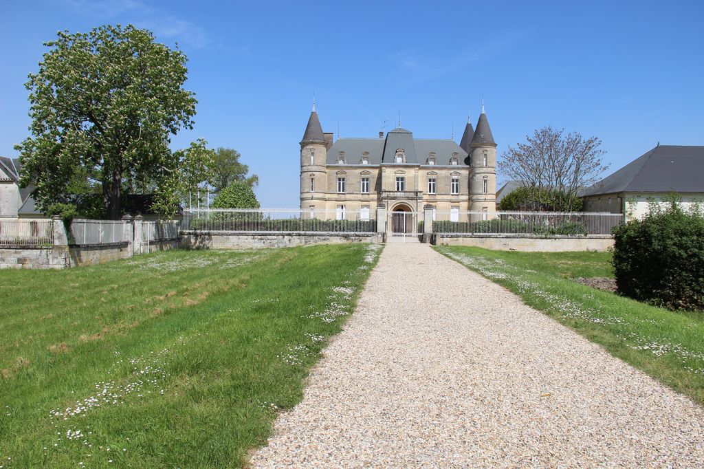 Vue d'ensemble du corps de logis du château Pérenne depuis l'allée d'entrée.