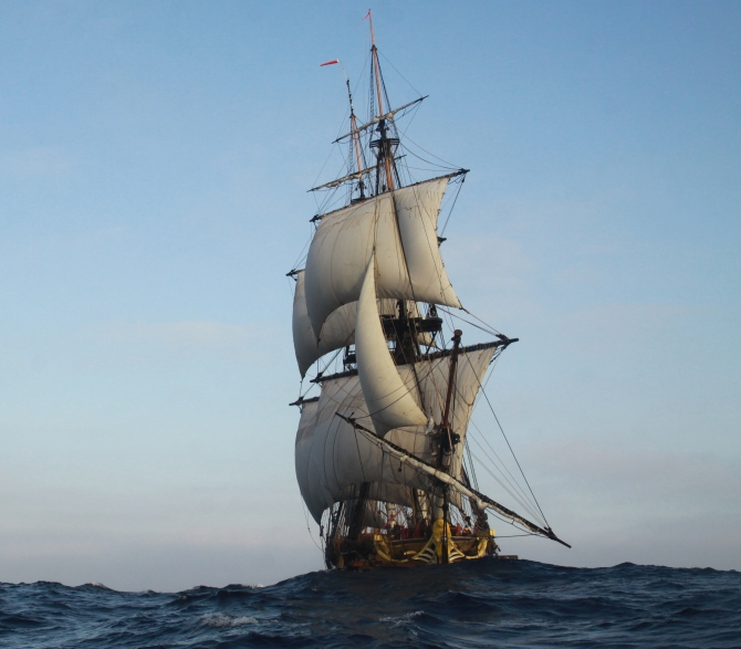 L'Hermione équipée de ses 2 200 m2 de voiles.