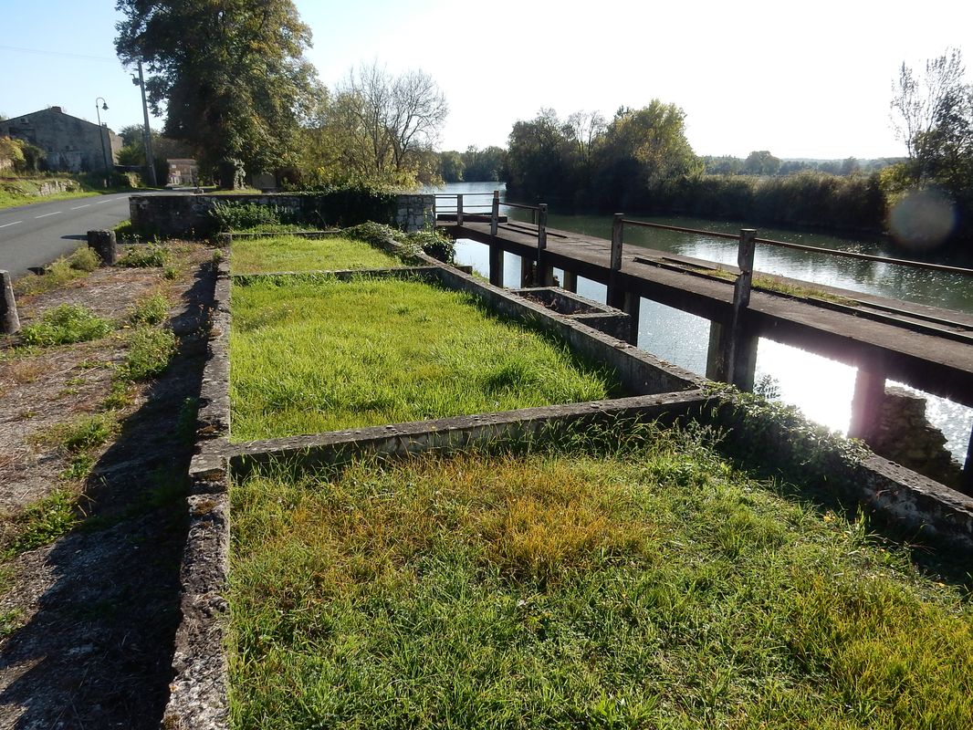 Le bassin de lavage des genêts au premier plan et le débarcadère en béton derrière.