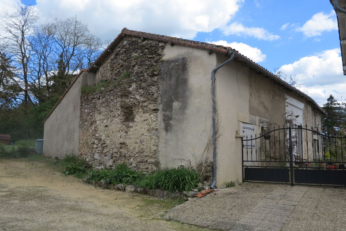 Logement, vu depuis le nord-ouest. Restes présumés de l'enceinte du château médiéval sur le mur pignon.