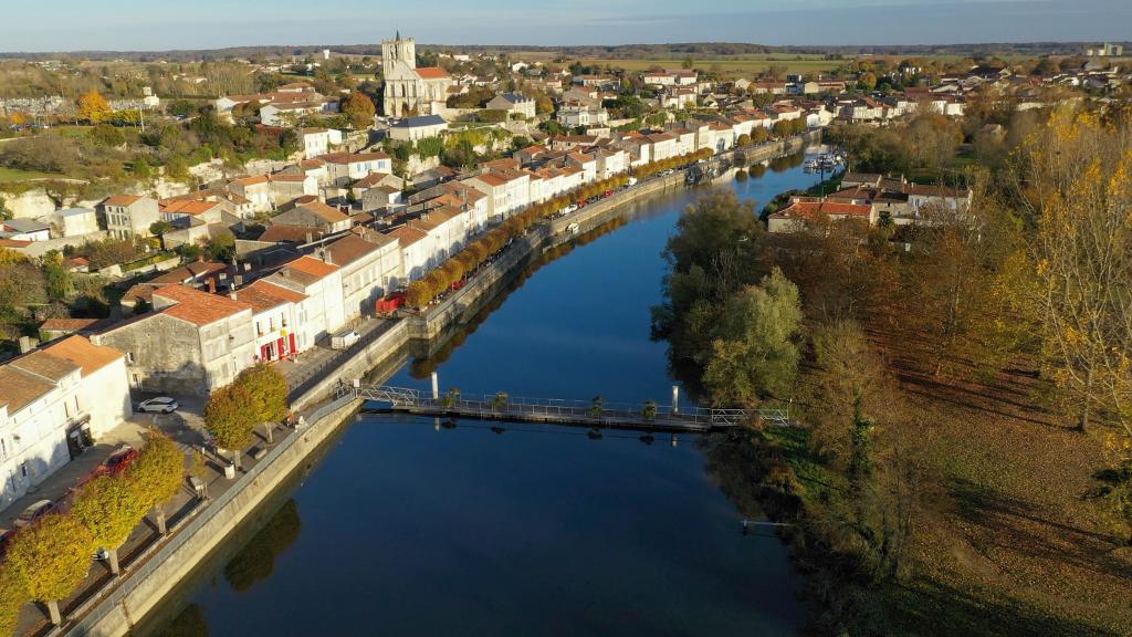 Vue aérienne prise vers l'est : partie aval du port.