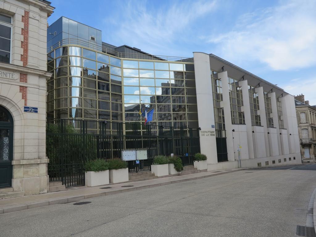 Hôtel du département, façade est, vue depuis le sud-est.