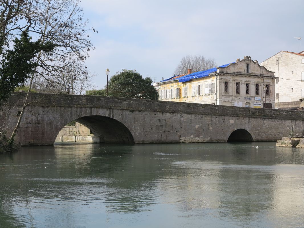 Le pont ouest vu en amont, avec deux de ses arches.