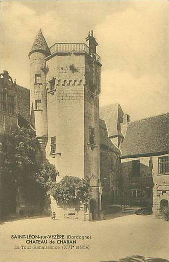 Vue de la tour d'escalier du bâtiment principal dans la cour. Carte postale des années 1950.