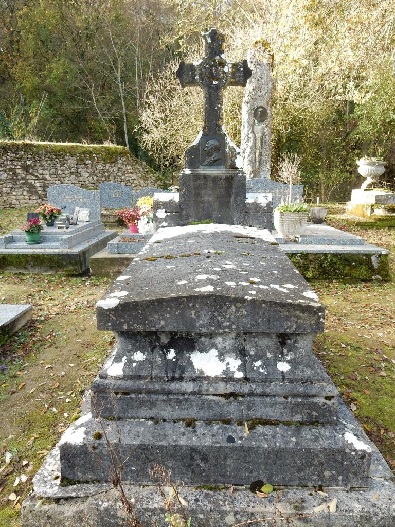 Angles-sur-l’Anglin, cimetière Sainte-Croix, tombe de Samuel Périvier. Vue d'ensemble du monument funéraire.