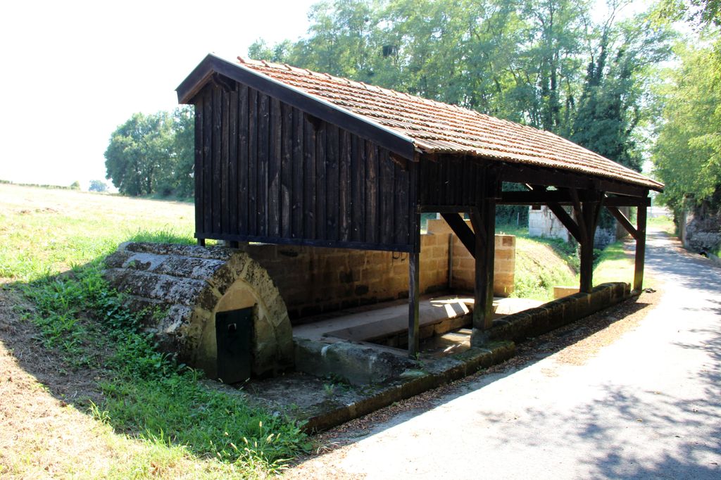 Vue d'ensemble : fontaine et lavoir.