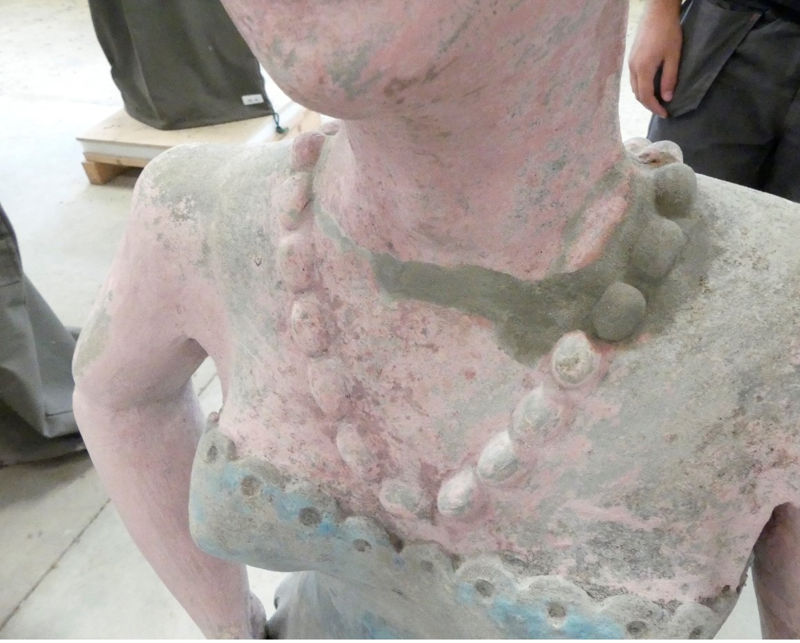 Restauration formelle des perles du collier et colmatage de la fissure au niveau du cou.