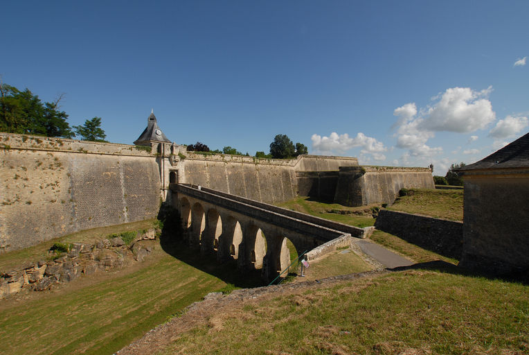 Pont sur le fossé entre la demi-lune et la porte Dauphine.