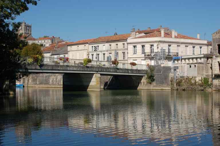 Le pont de 1979 vu de la rive gauche, côté amont.