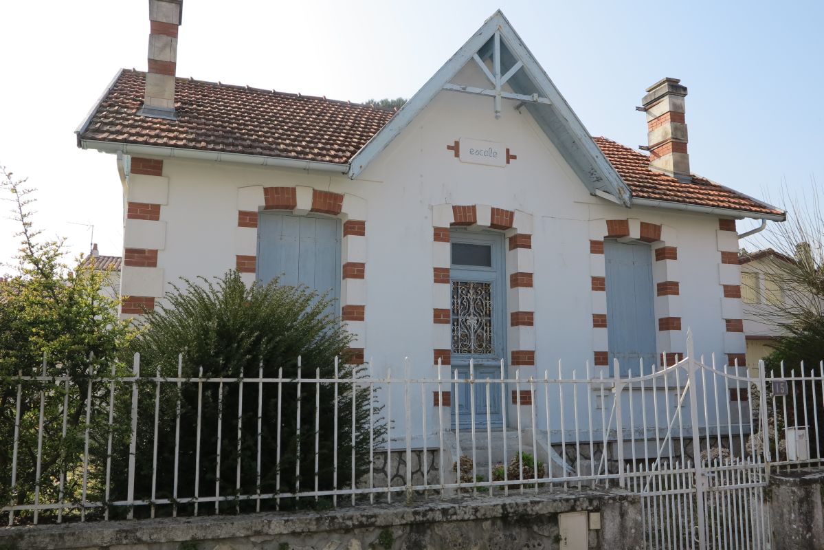 La maison vue depuis l'est.