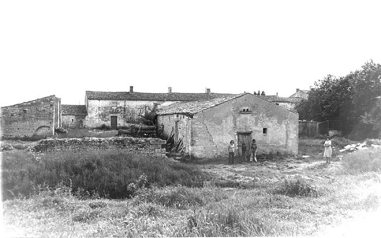 La grange-étable, le hangar et, à l'arrière, le logis vus depuis le nord en 1979.