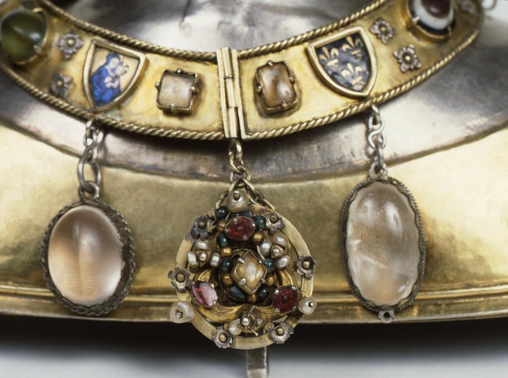 Détail : pendeloque centrale antérieure du collier.