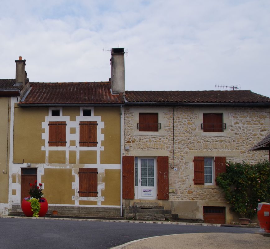 Vue générale est de l'école, aujourd'hui maisons.