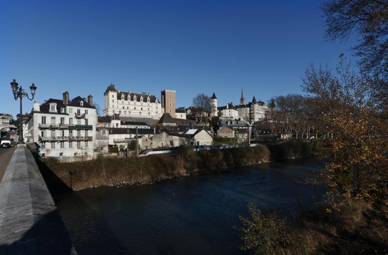 Château de Pau depuis la rive gauche du Gave.