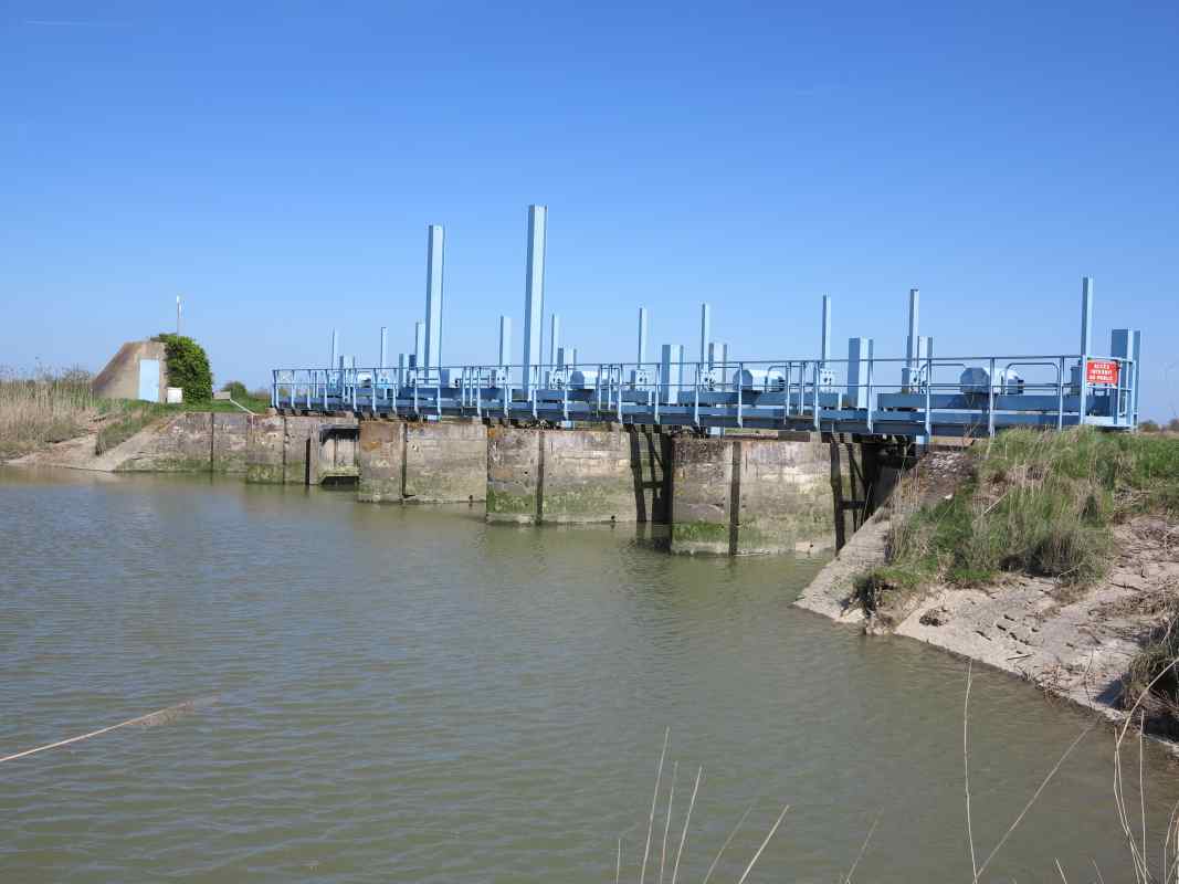 Le canal évacuateur vu depuis le sud-ouest, en aval.