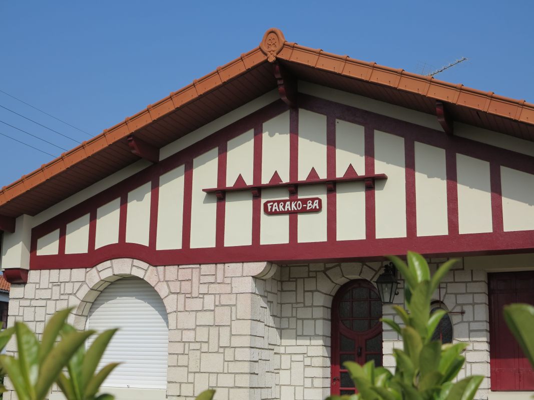 Détail de la façade : faux pans de bois en enduit.