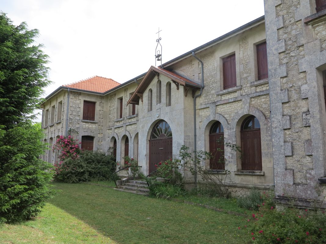 Le corps principal de bâtiment, à l'ouest, vu depuis le sud-ouest.