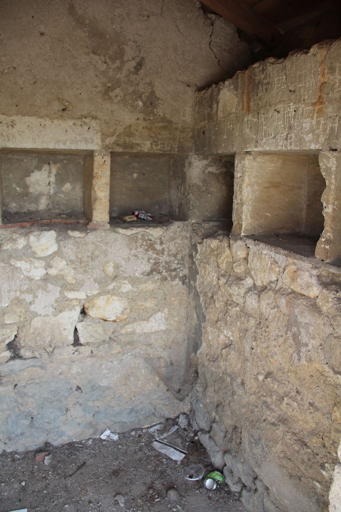 Cabane dans le vignoble de Pontet-Canet : niches intérieures.