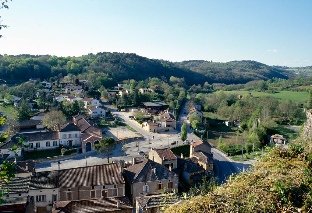 Vue générale sur le village et la campagne depuis le site castral.