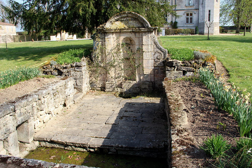 Fontaine dans le parc : ensemble.