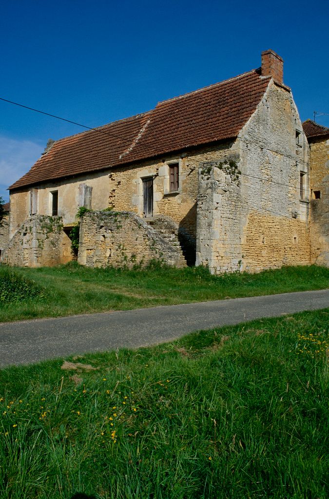 Vue d'ensemble des logis A et B depuis le sud-est.