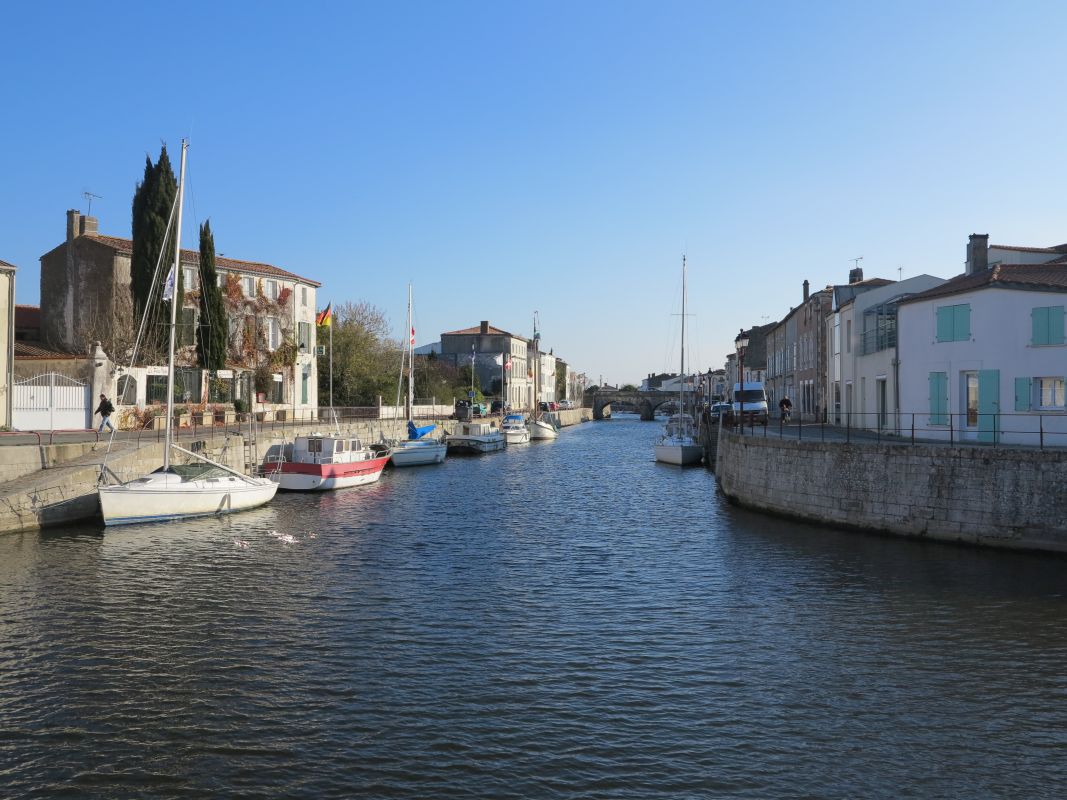 Les quais entre le pont de pierre et l'écluse du Carreau d'or, vus depuis celle-ci.